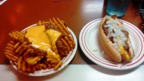 Abschluss zum 4. Juli. Coney Dog und Waffle Fries (National Coney Island)